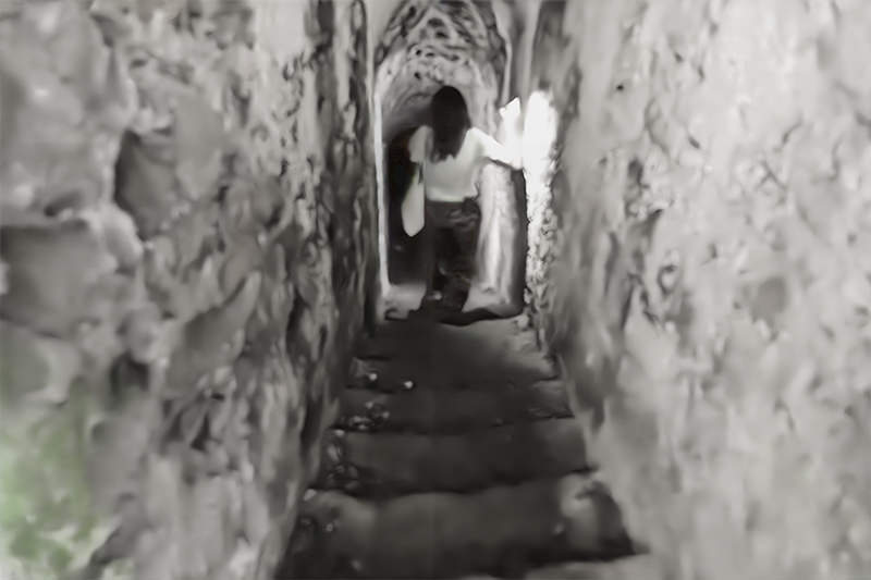 Descent into the medieval underground connecting tunnel of the fortification | © Bert Schwarz 2026