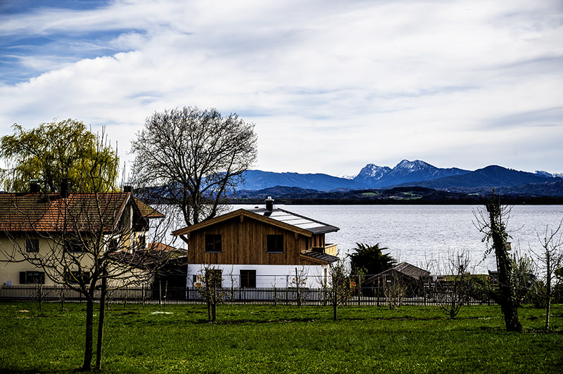 Idyll on the shore of Fraueninsel with views of the Alps