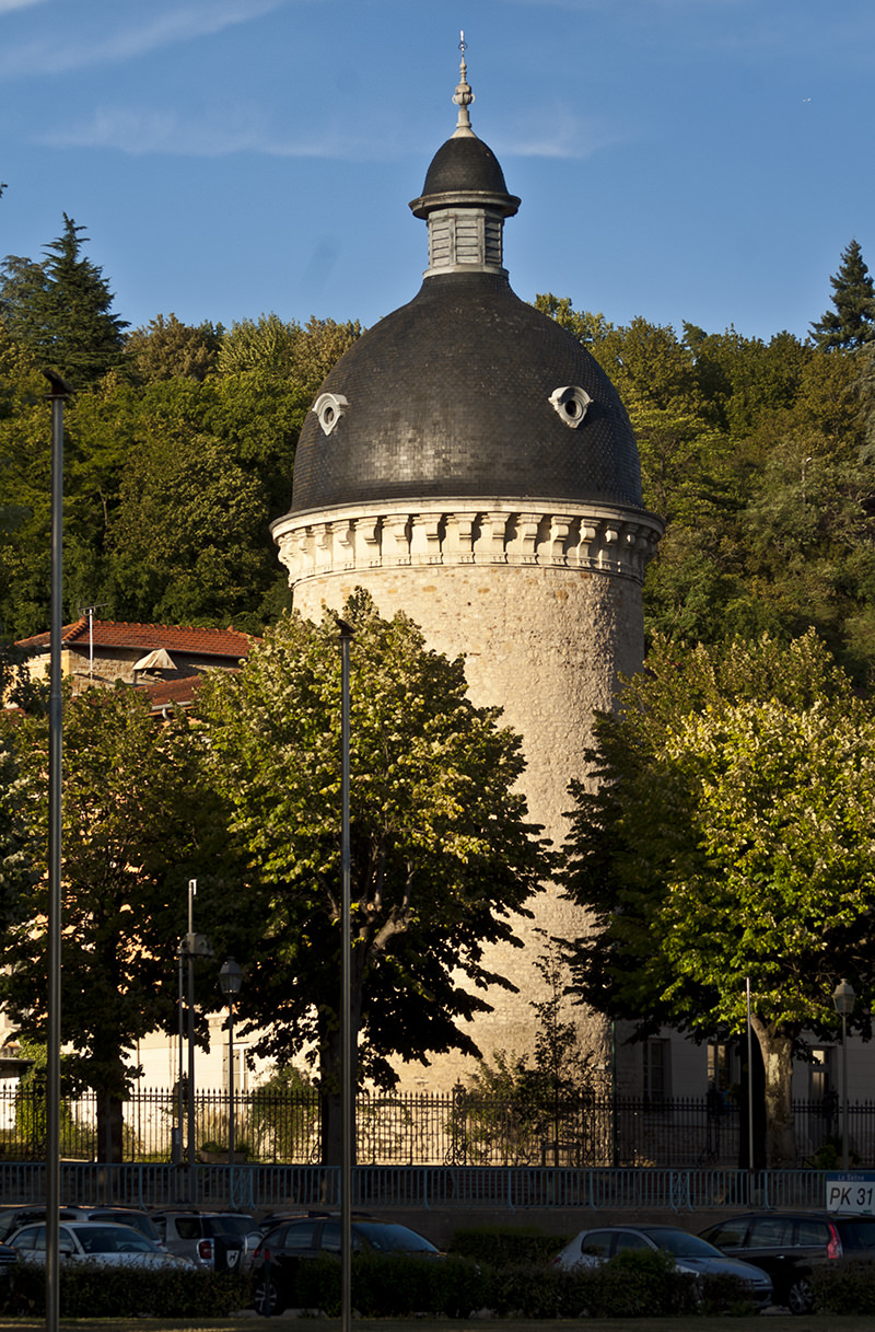 Riverbank promenade Trévoux