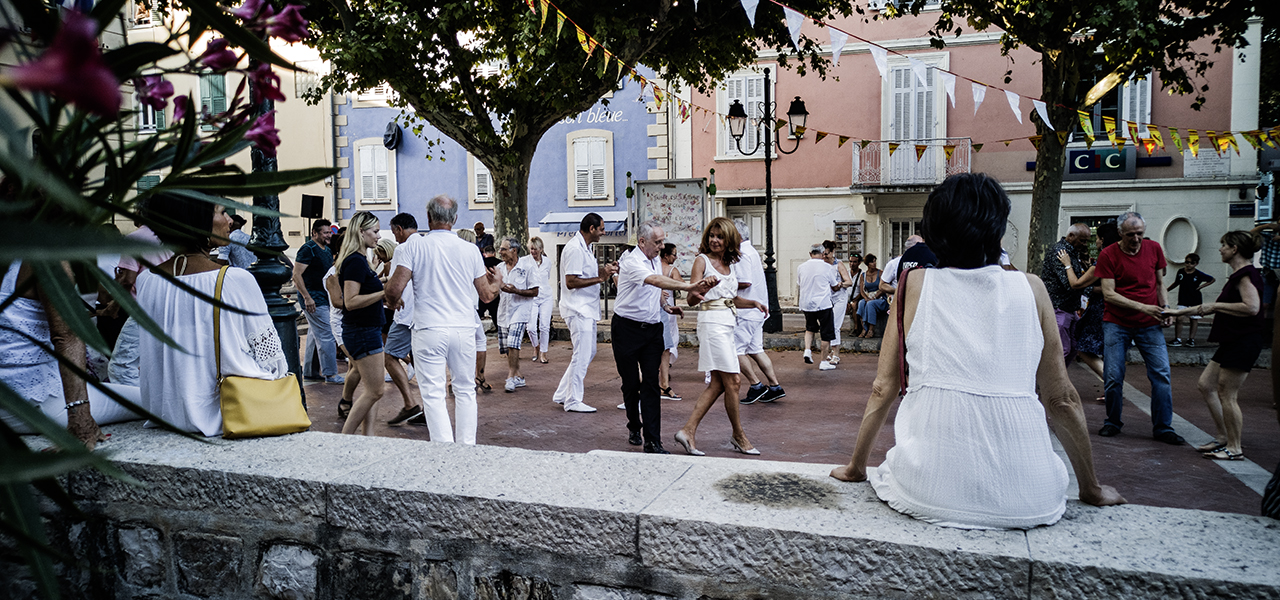 Mouans-Sartoux, Marktplatz, Menschen, Tanz | © Bert Schwarz 2019