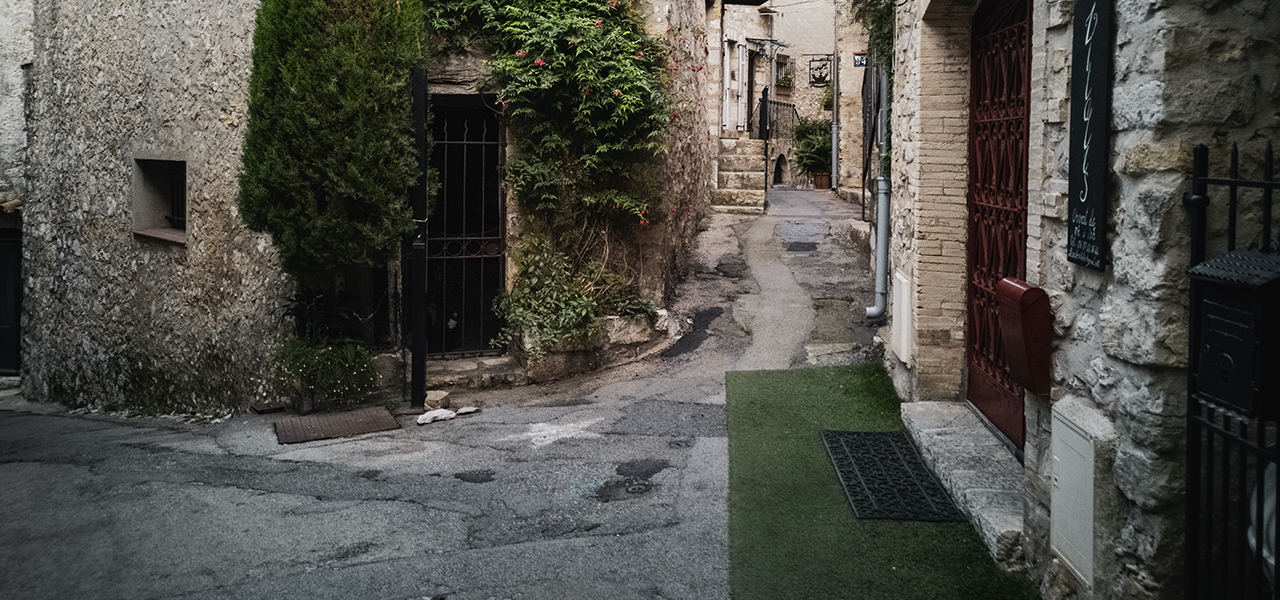 Mougins, Alte Häuser, Gasse | © Bert Schwarz 2019
