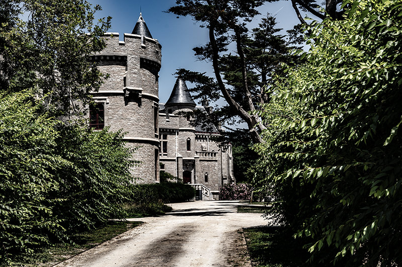 Weg, Büsche, Schlosseingang | © Bert Schwarz 2023