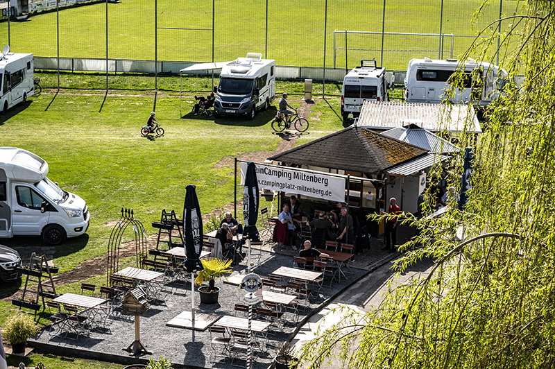Kiosk, Menschen, Sitzplätze Fahrzeuge | © Bert Schwarz 2025