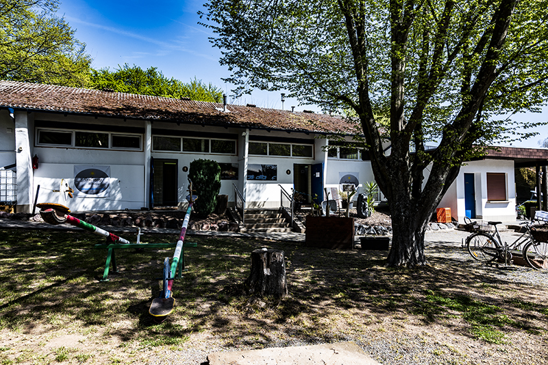 Weg, Büsche, Bäume, Waschhaus | © Bert Schwarz 2025