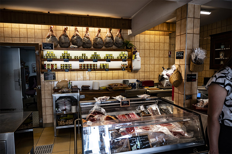 Shop with Bayonne ham | © Bert Schwarz 2026