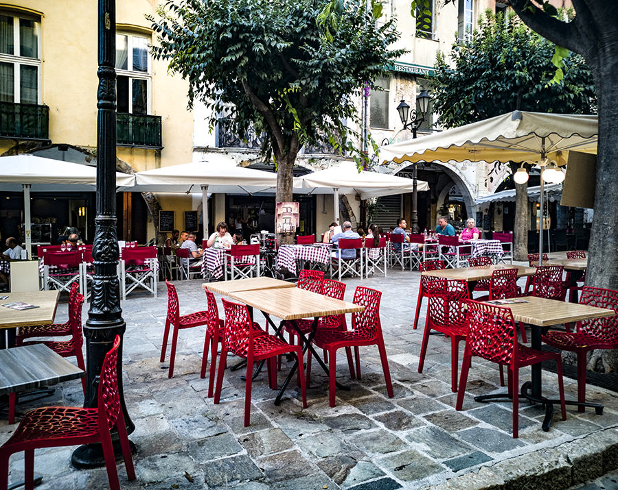 Square, outdoor dining at Place aux Aires | © Bert Schwarz 2022