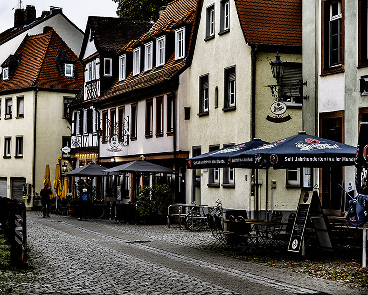 Strasse, Häuser, Restaurants | © Bert Schwarz 2024