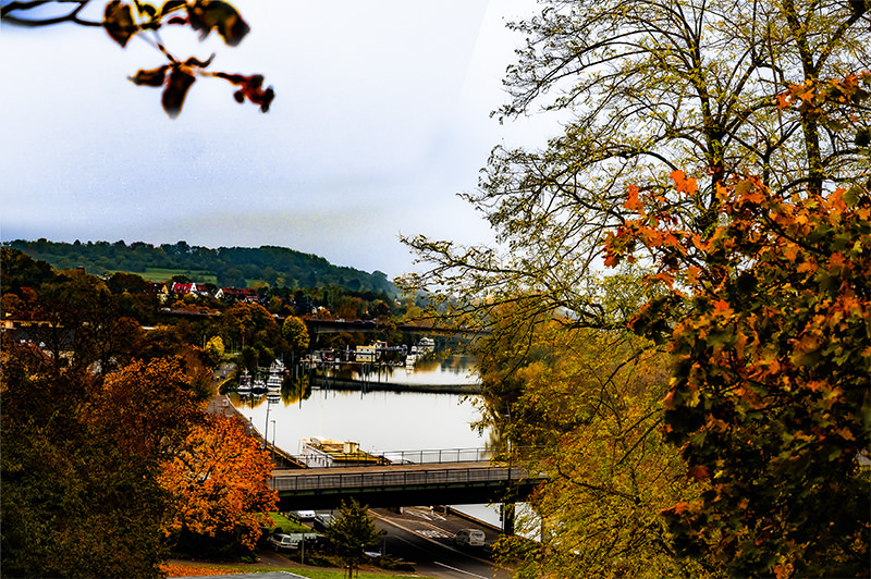 Fluss, Brücken, Bäume, Herbst | © Bert Schwarz 2024