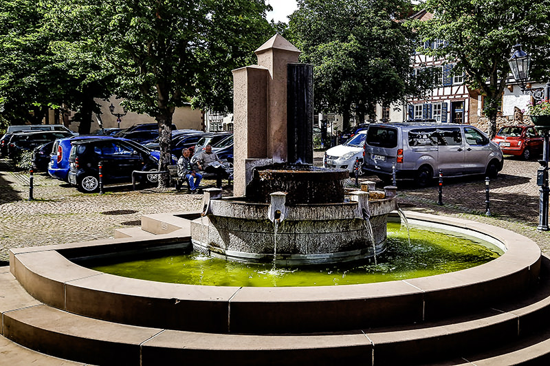Brunnen, Platz, Autos, Gelnhausen | © Bert Schwarz 2024