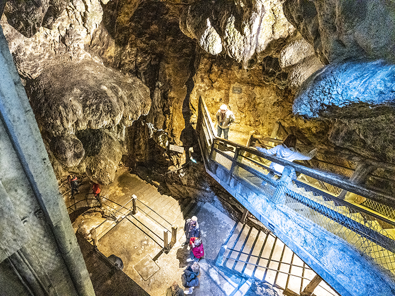 Abstieg in die Höhle | © Bert Schwarz 2022