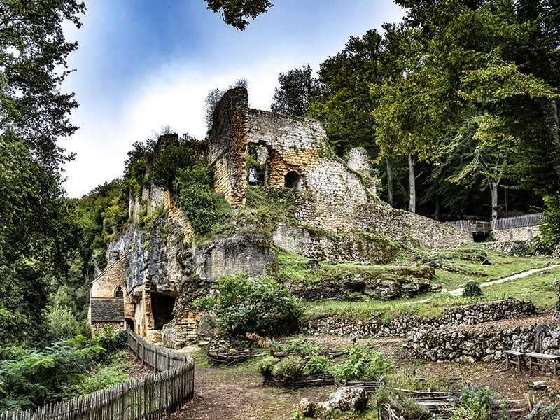 The destroyed castle | © Bert Schwarz 2021