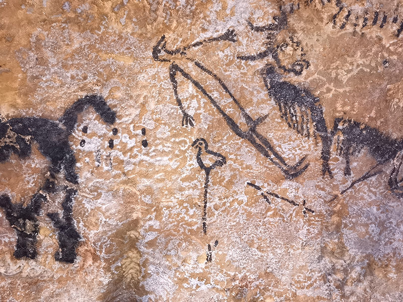 Man in front of cave painting | © Bert Schwarz 2020