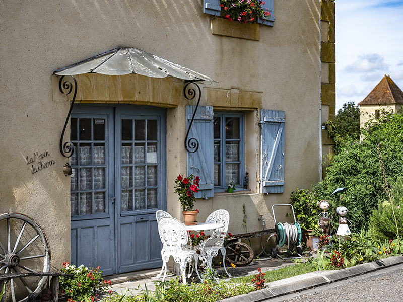 House, entrance, front garden, garden chairs | © Bert Schwarz 2021