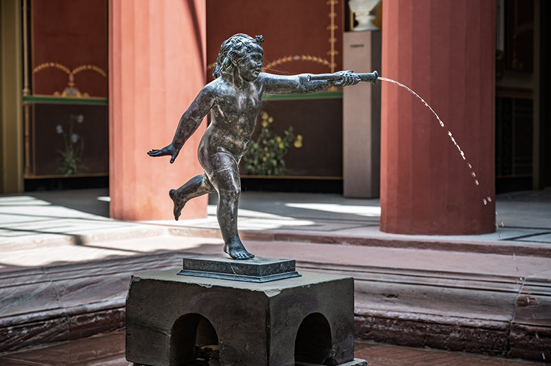 Ancient fountain in the Pompejaneum | © Bert Schwarz 2025