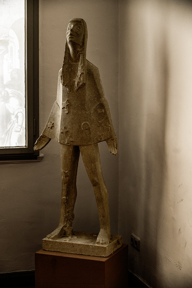 Ausstellungshalle, Statuen, Menschen | © Bert Schwarz 2024