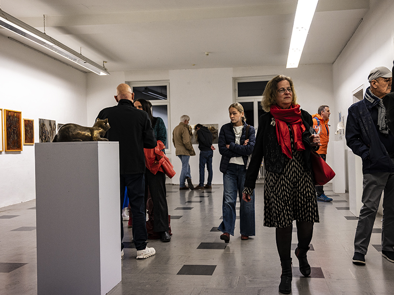 Kunstlanding, Ausstellung, Besucher KI-anonymisiert | © Bert Schwarz 2025