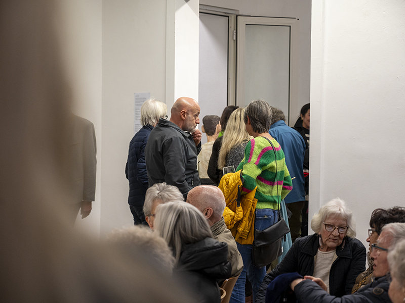 Kunstlanding, Ausstellung, Besucher KI-anonymisiert | © Bert Schwarz 2025