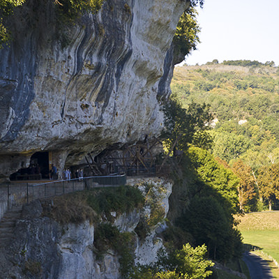 A site inhabited for 55,000 years in a cliff washed out by the Vezere | © Bert Schwarz 2020