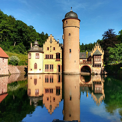 View of the castle across the castle pond | © Bert Schwarz 2024