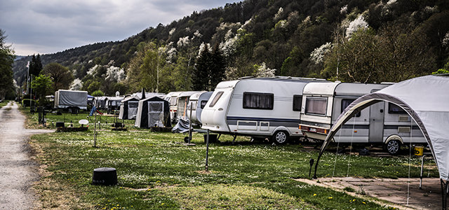 Wohnwagen, Campingplatz, Wald | © Bert Schwarz 2025
