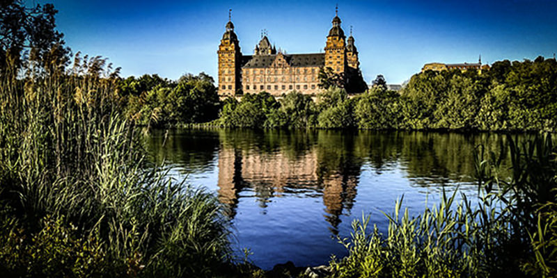 Das Schloss Johannisberg steht am Main, ist nicht zu übersehen und beherrbergt eines der vielen Museen der Stadt | © pixabay