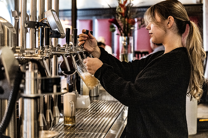 Tresen, Bier zapfen | © Bert Schwarz 2025