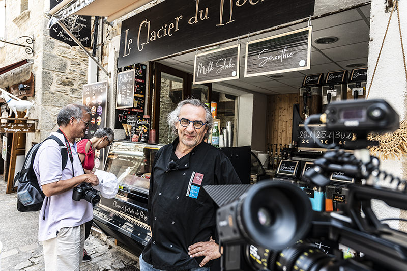 Roland Manouvrier in the ice cream shop | © Bert Schwarz 2022