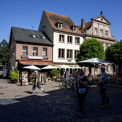 Platz, Bäume, Strassencafé | © Bert Schwarz 2024