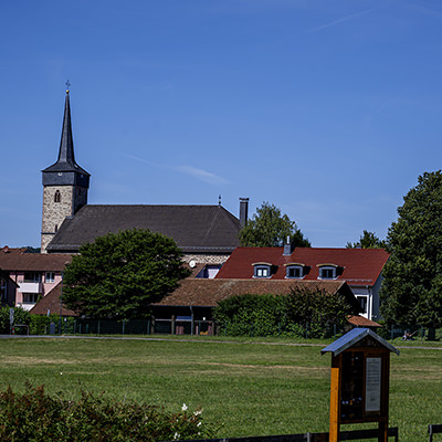 Wiese, Kirche, Bäume | © Bert Schwarz 2024