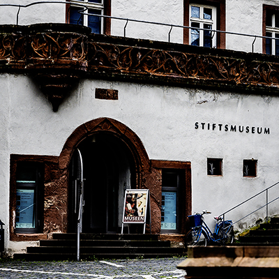 Platz, Eingang, Brunnen | © Bert Schwarz 2024
