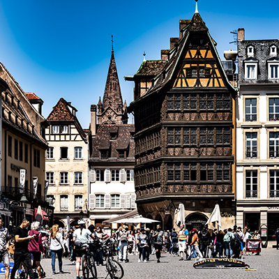 Menschen, Fachwerkhaeuser, Muensterviertel, Strasbourg | © Bert Schwarz 2022